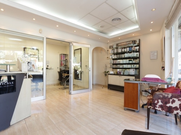 Business premise in Estepona Puerto