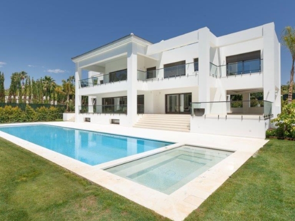 Villa house in Guadalmina Baja